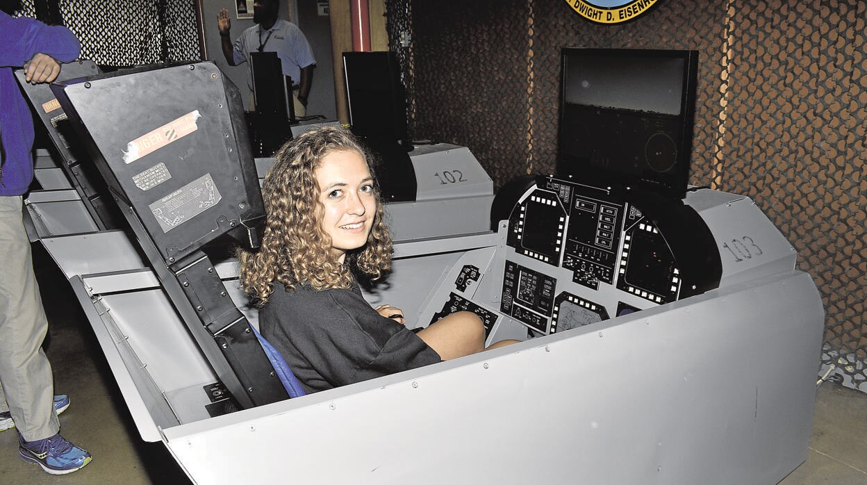 Laura Rojo probando el simulador de un F-18 Hornet en el Space Camp de la NASA en Alabama (EE. UU.)