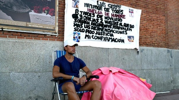 Trasladan al hospital al torero que llevaba 11 días en huelga de hambre frente a Las Ventas