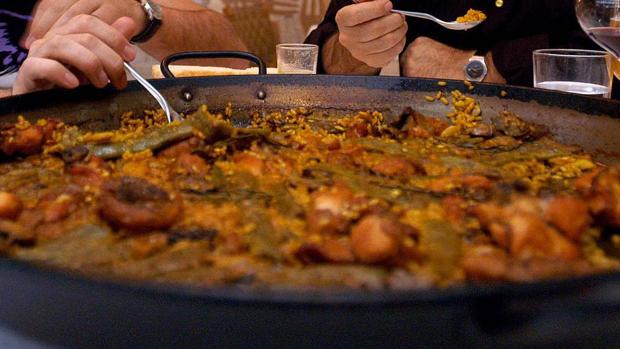 Cuando la paella llevaba longaniza, anguila o lomo: rescatan viejas recetas de hace más de 100 años