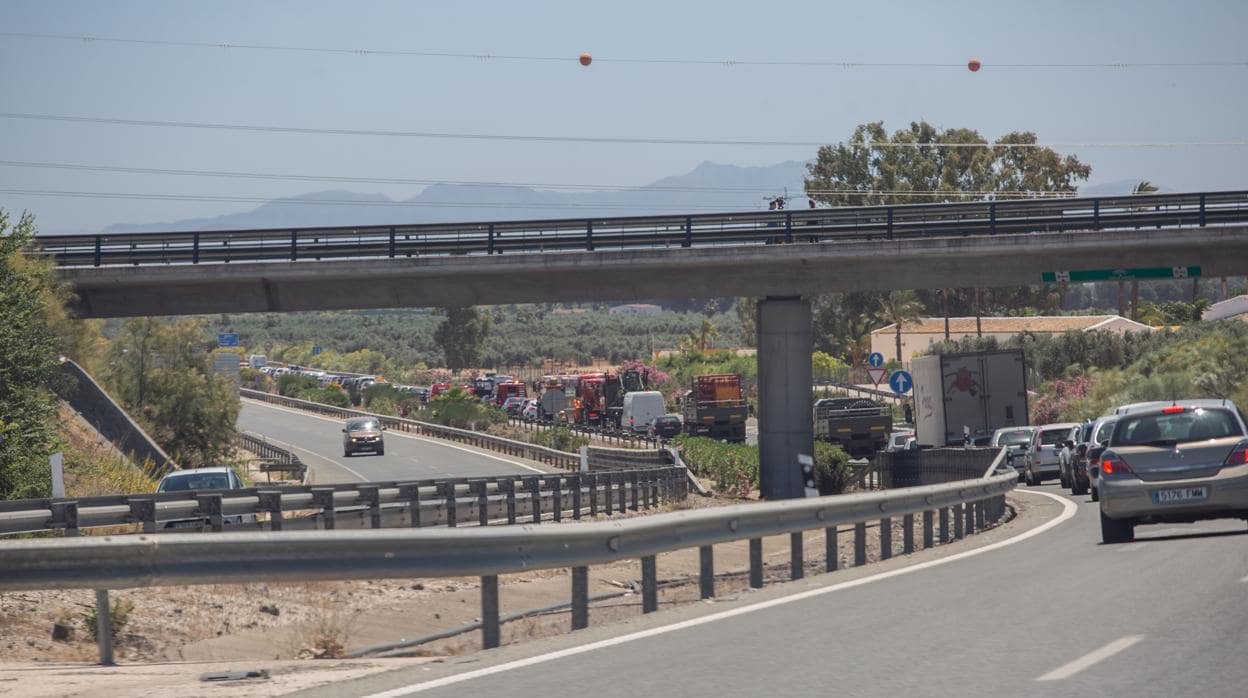Un accidente deja un muerto y nueve heridos y obliga a cortar la AP-7 en Amposta (Tarragona)
