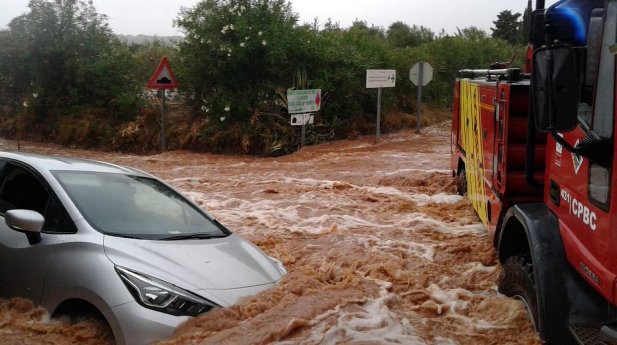 Imagen del rescate de uno de los coches atrapado por las lluvias en Benicarló