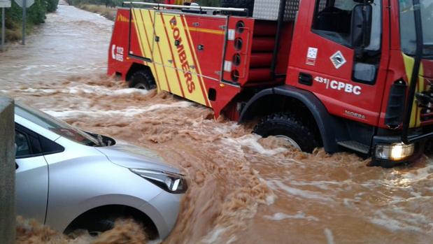La tormenta atrapa a seis vehículos en Benicarló y daña una playa en Vinaroz