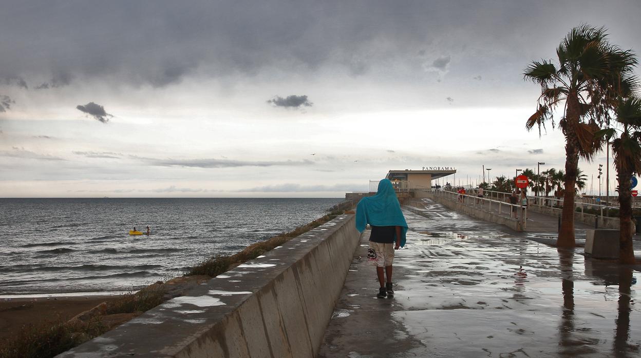 Imagen de archivo de la playa de la Malvarrosa después de una tormenta