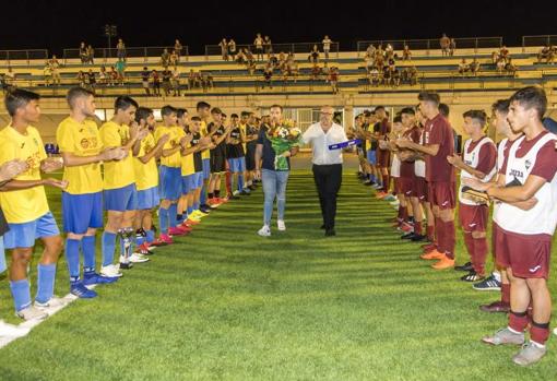 Aplausos de los jugadores en un acto del memorial