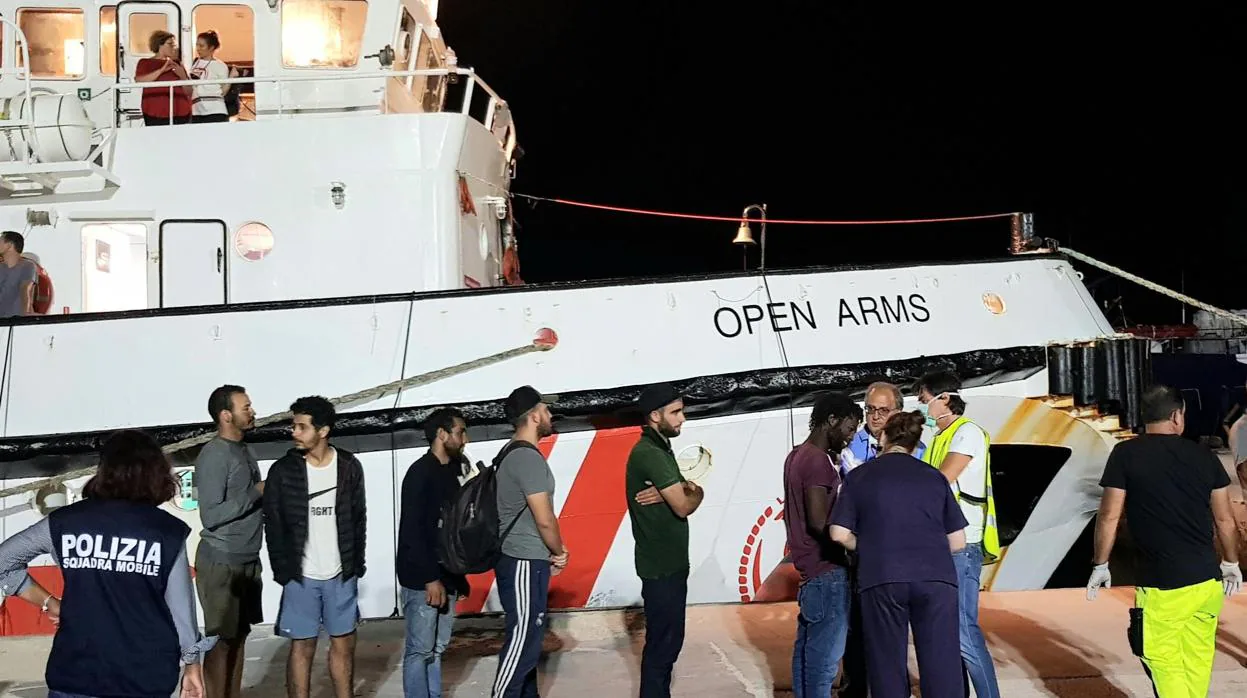 El Open Arms atracado en el puerto de la isla italiana de Lampedusa donde han bajado los 107 inmigrantes