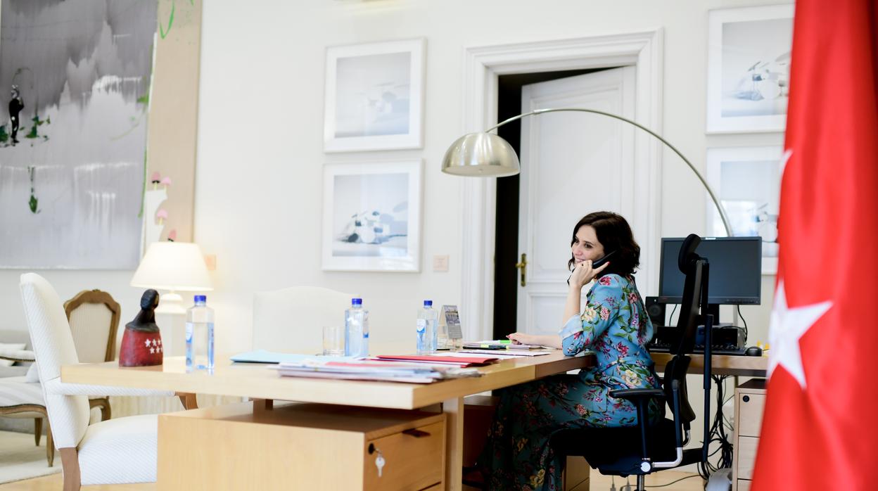 La presidenta Díaz Ayuso, trabajando en su despacho durante su primera jornada en Sol