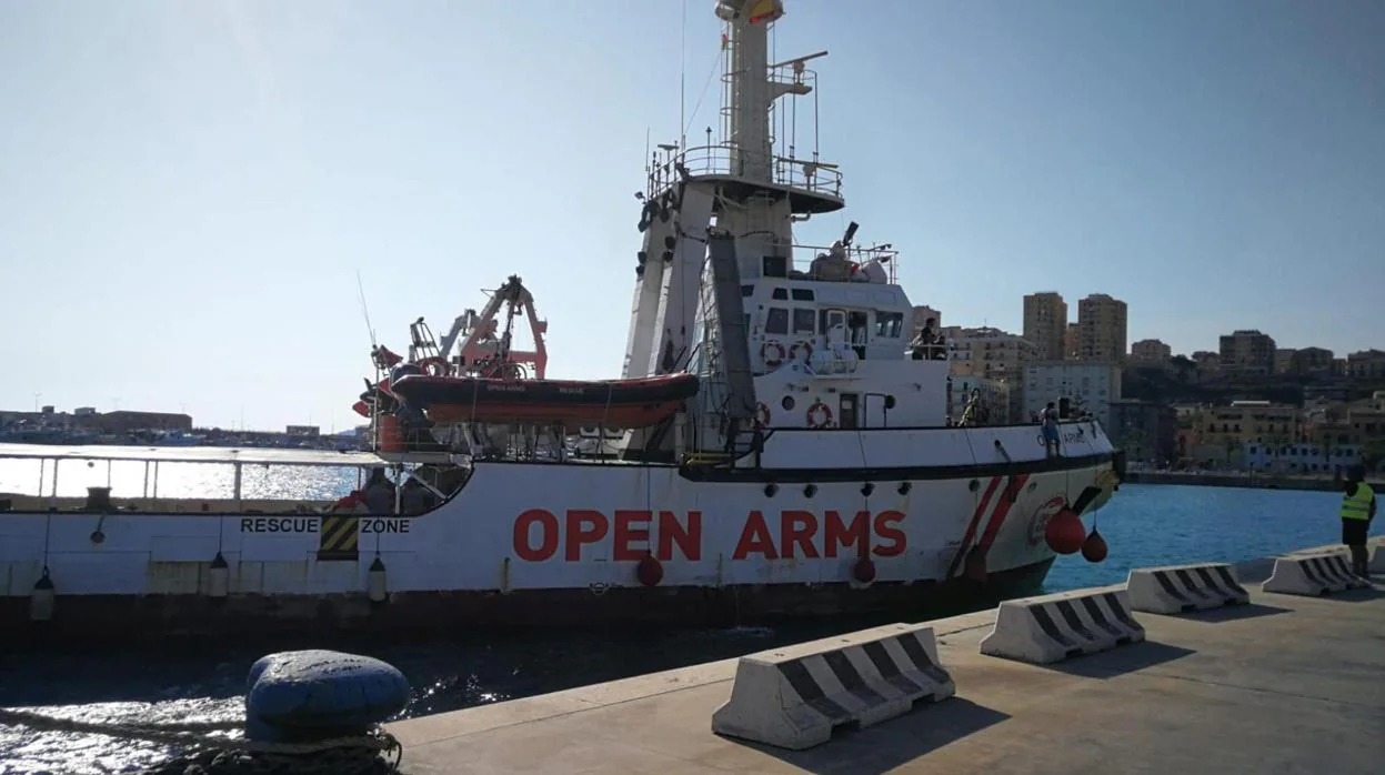 El Open Arms atracó ayer en Porto Empedocle, en Sicilia, Italia