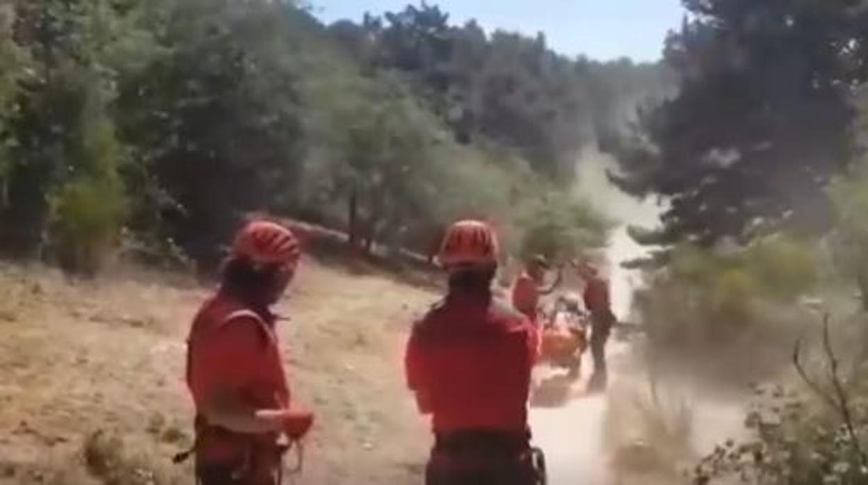 Bomberos rescatan al hombre golpeado