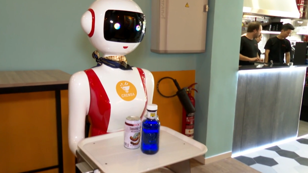 «Que aproveche, cariño»: robots camareros en el nuevo restaurante de Valencia