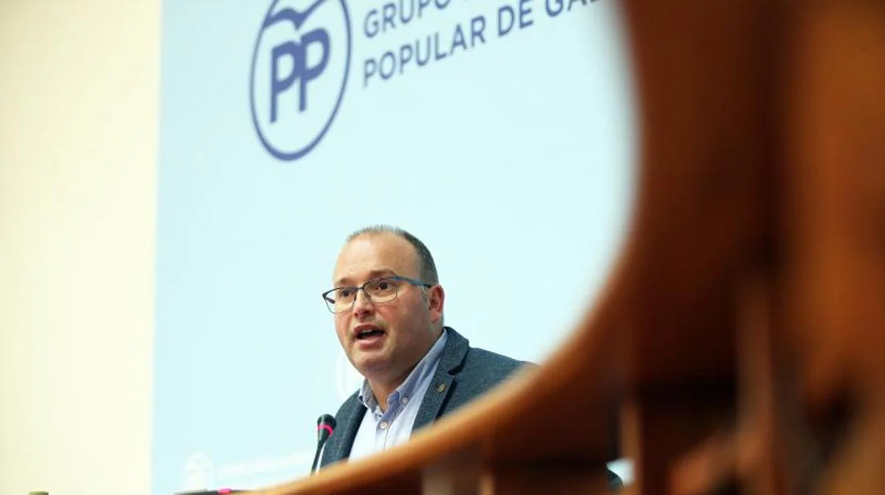 Miguel Tellado, en una rueda de prensa en el Parlamento gallego