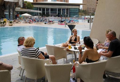 Turistas en la terraza de la piscina de un conocido hotel de Benidorm