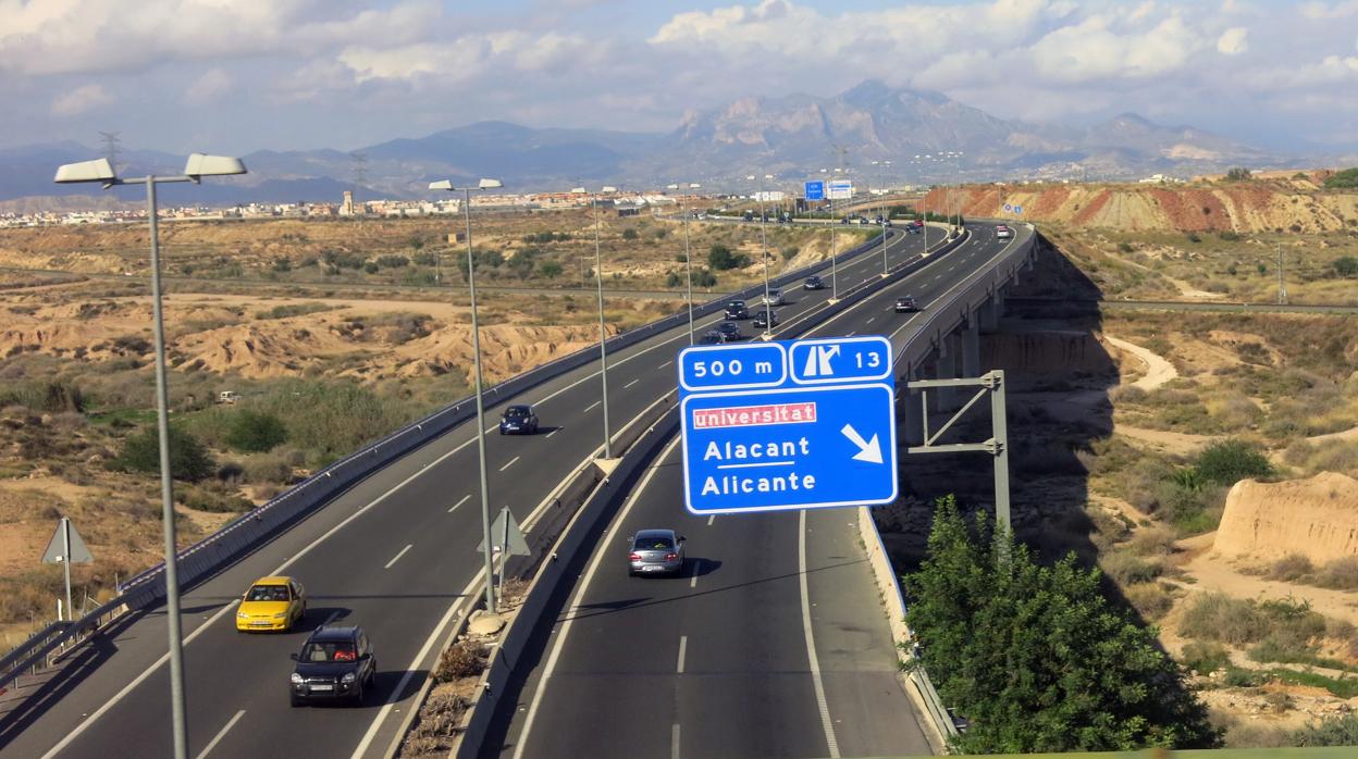 Vehículos circulando por la autovía de circunvalación de Alicante