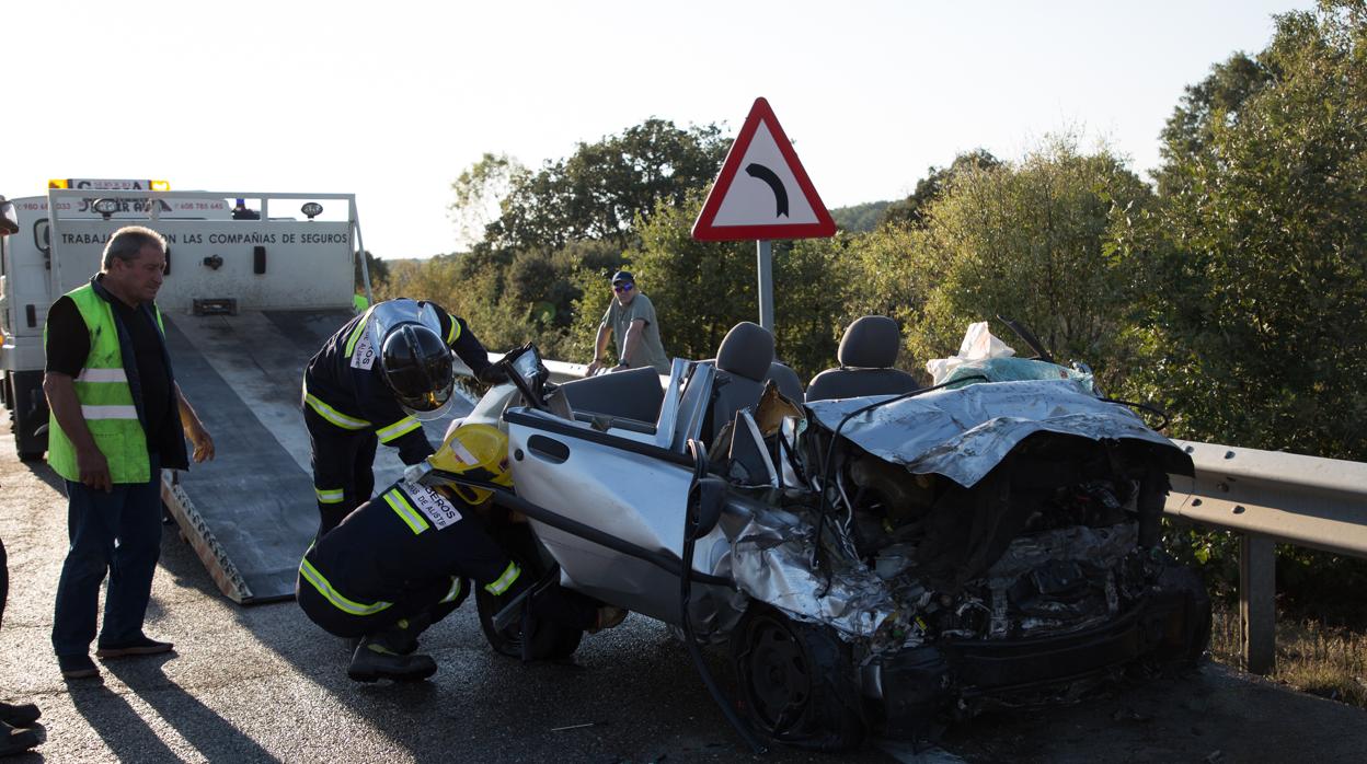 Imagen del coche accidentado en Fornillos de Aliste (Zamora)