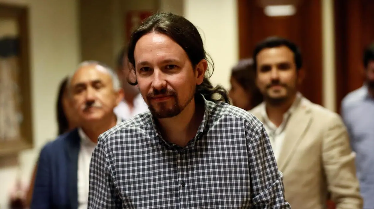 El secretario general de Podemos, Pablo Iglesias, en los pasillos del Congreso en junio
