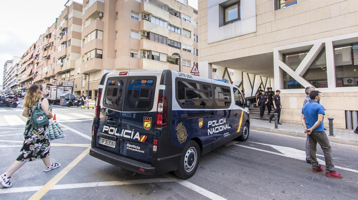 Imagen de archivo de un furgón de la Policía Nacional en Alicante