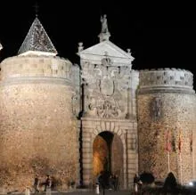 El torreón de Puerta de Bisagra en Toledo