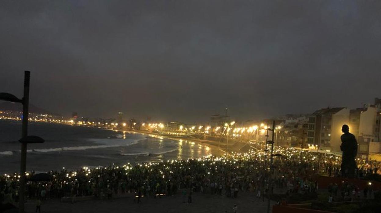 Vídeo: el masivo apoyo en Canarias al Ejército, Guardia Civil, BRIF y Policía por incendio forestal