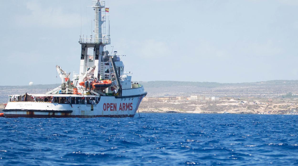 El Open Arms, frente a la costa de Lampedusa