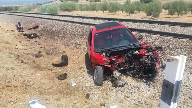 Heridos un hombre y su hija tras ser arrollado su coche por el tren en Domingo Pérez