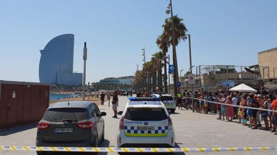 Un artefacto explosivo antiguo, la razón del desalojo de una playa en Barcelona