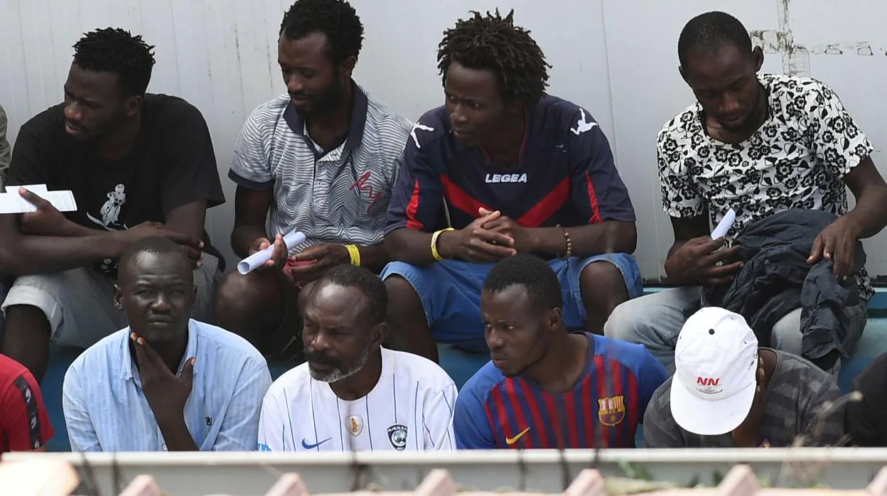 Inmigrantes del Open Arms, al ser desembarcados en Lampedusa