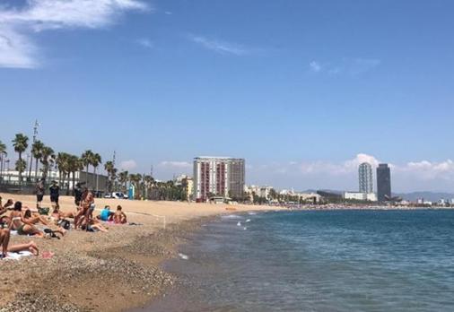 Imagen de la playa desalojada