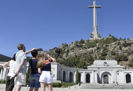 Numerosas familias se acercan este verano al Valle de los Caídos