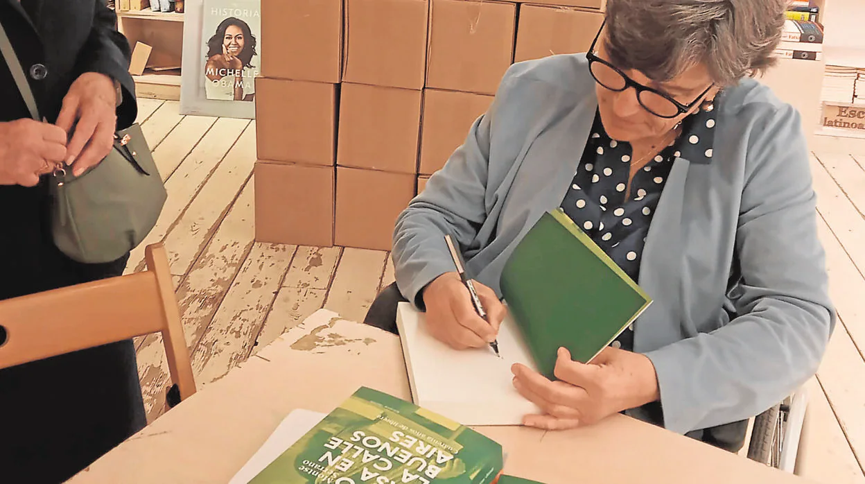Serrano firmando libros en una imagen de archivo