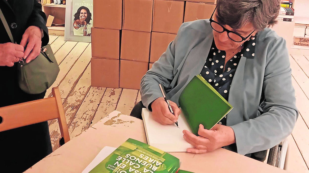 Serrano firmando libros en una imagen de archivo