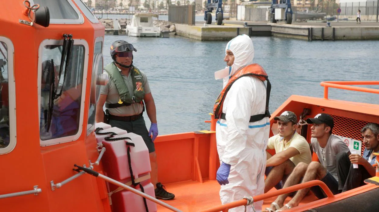 Varios de los inmigrantes de origen subsahariano a su llegada al puerto de Melilla, tras ser rescatados por Salvamento Marítimo en las Islas Chafarinas