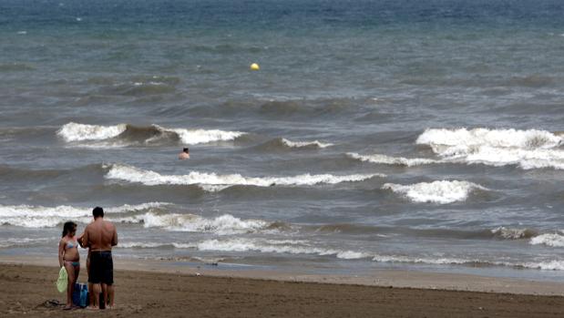 Cierran al baño la playa de la Malvarrosa por la tormenta eléctrica