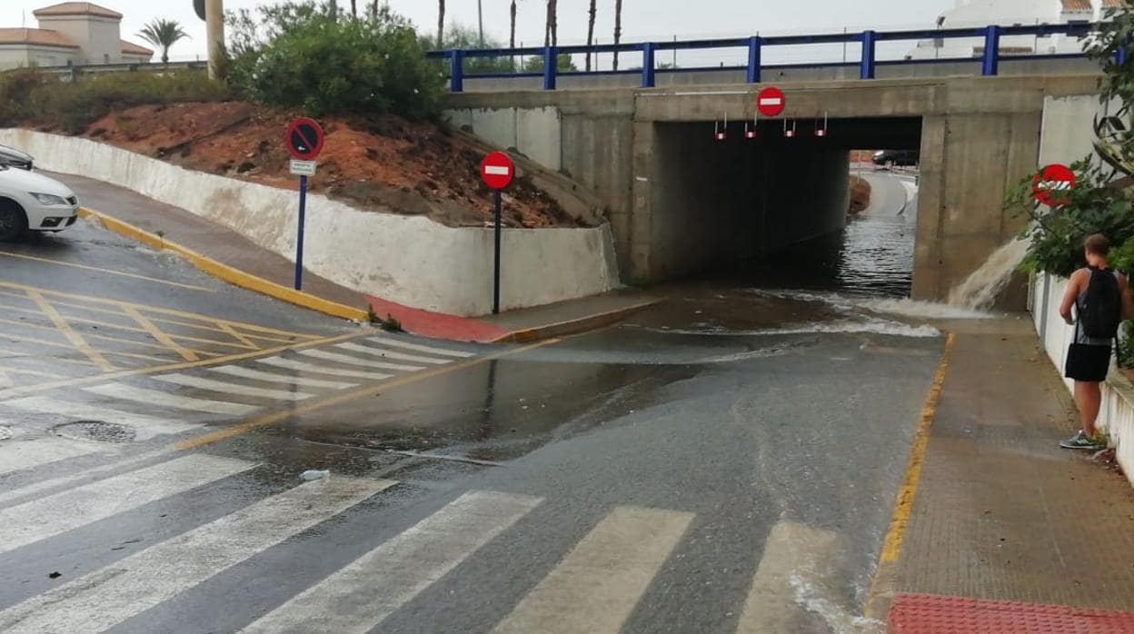 Imagen de un paso inferior inundado en Orihuela