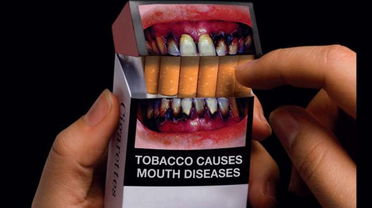 Imagen de una cajetilla que alerta de los peligros del tabaco