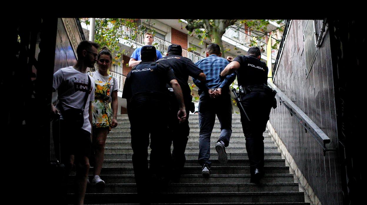 Uno de los supuestos carteristas reincidentes detenidos ayer martes en el Metro de Barcelona