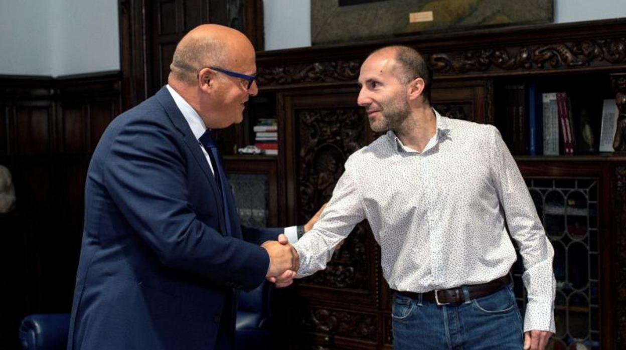 Gonzalo Pérez Jácome (derecha), con Manuel Baltar, el pasado mes de julio