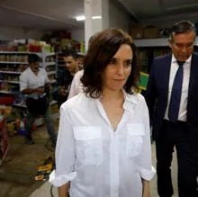 Isabel Díaz Ayuso visita una de las tiendas afectadas por la tormenta