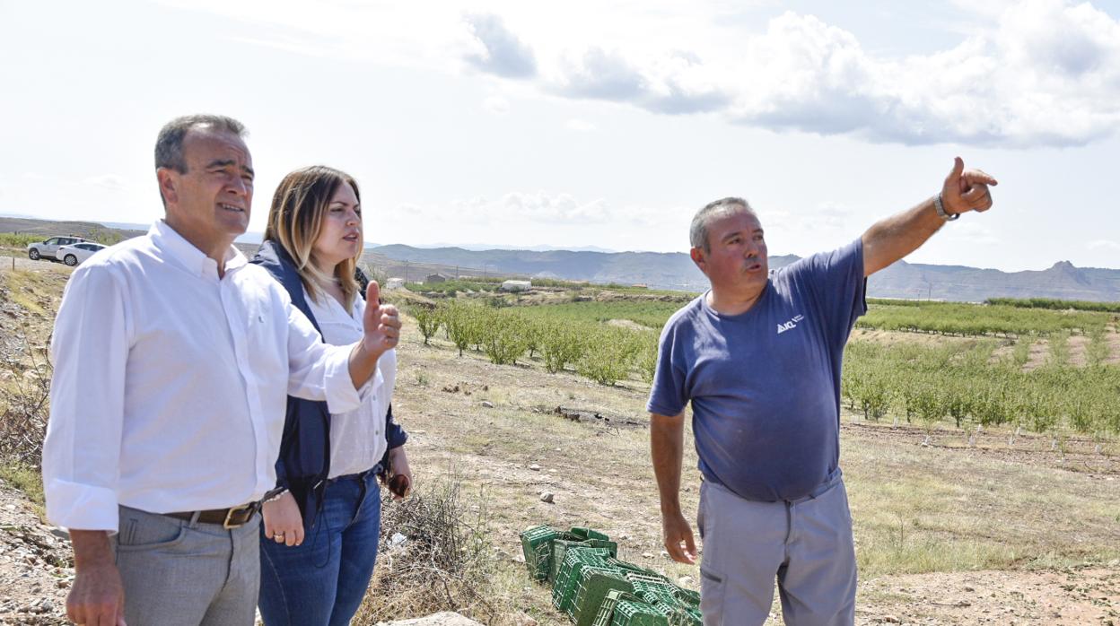 Sánchez Quero y la diputada nacional Noemí Villagrasa (izquierda), junto al alcalde de Aniñón, José Manuel Sebastián, uno de los municipios más afectados