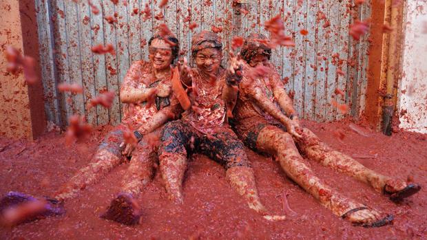 145.000 kilos de tomate colorean de rojo las calles de Buñol