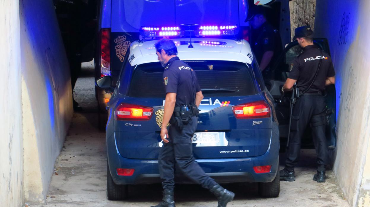 Imagen de archivo de dos agentes entrando en un coche patrulla