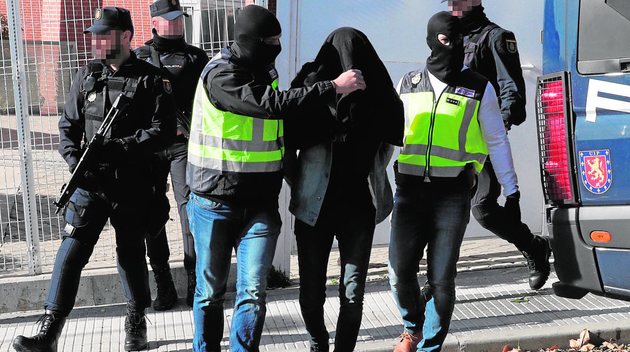 Imagen de la detención por parte de efectivos de la Policía Nacional de un hombre que ha sido detenido hoy como presunto integrante del grupo terrorista DAESH en Majadahonda en 2017