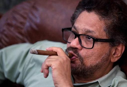 «Ivan Márquez» fuma un puro Cohiba durante el proceso negociador llevado a cabo en La Habana/ Vídeo: Comunicado de «Márquez» anunciando su vuelta a las armas