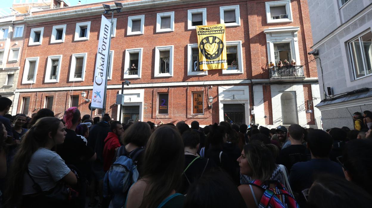 Cientos de simpatizantes, ayer, frente al edificio okupado de La Ingobernable