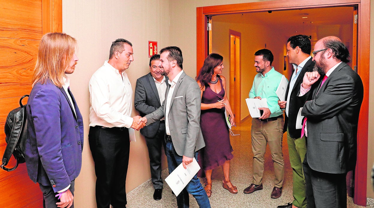 Los portavoces de los grupos políticos se saludan antes de celebrar una reunión en las Cortes