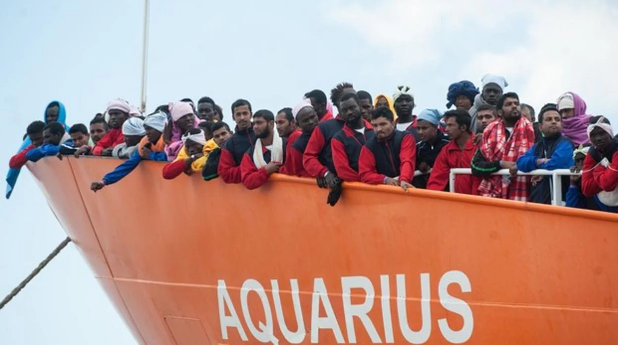 Los inmigrantes del Aquarius llegando al puerto de Valencia el pasado año