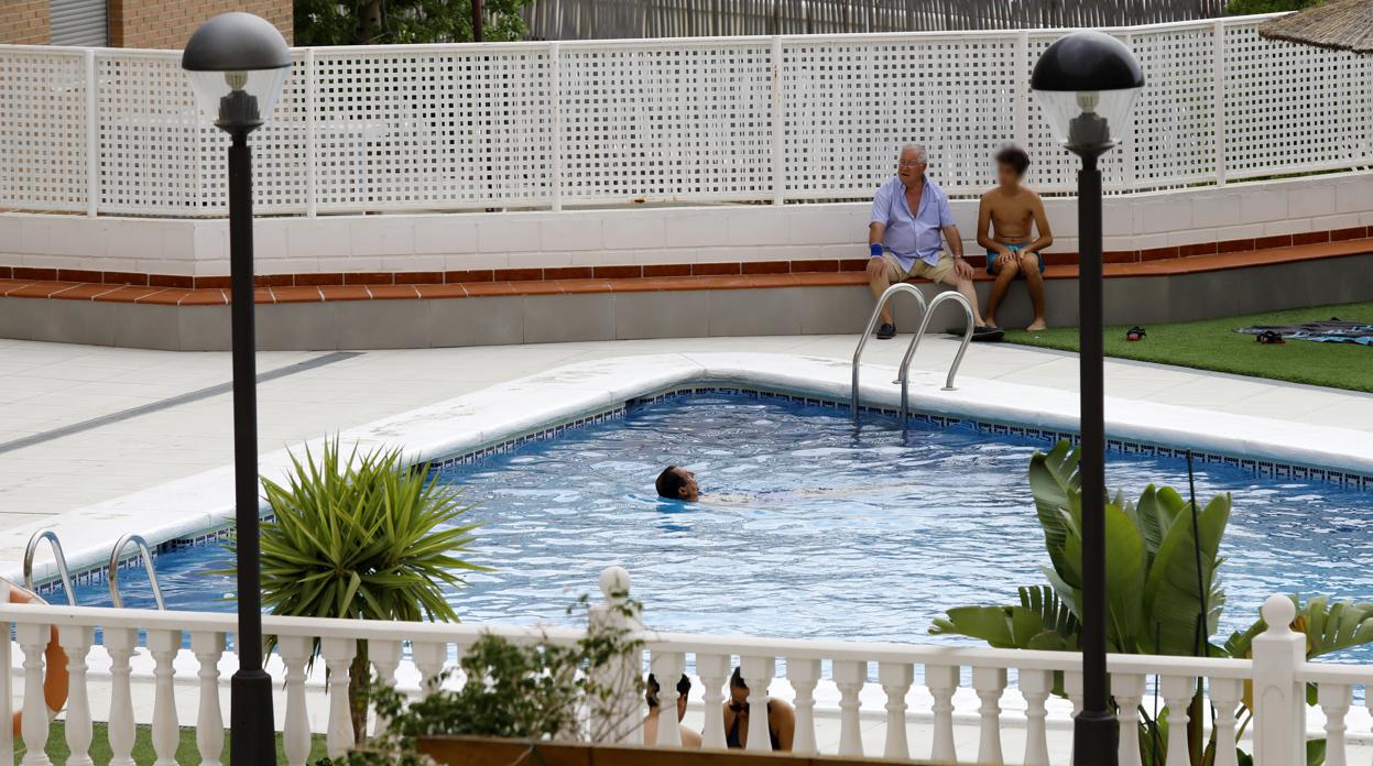 Imagen de la piscina de una urbanización