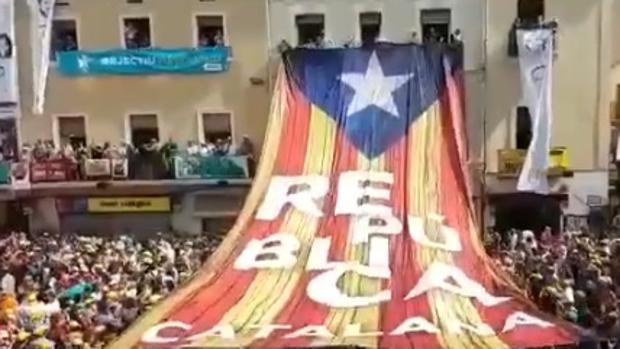 Los socialistas permiten un aquelarre separatista en la fiesta mayor de un pueblo catalán