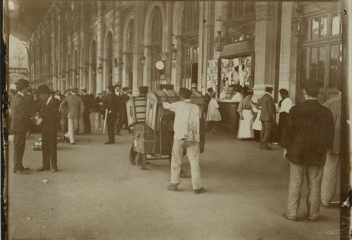 Fotografía tomada a finales de agosto en 1906 que muestra decenas de viajeros volviendo de las vacaciones en la Estación del Norte