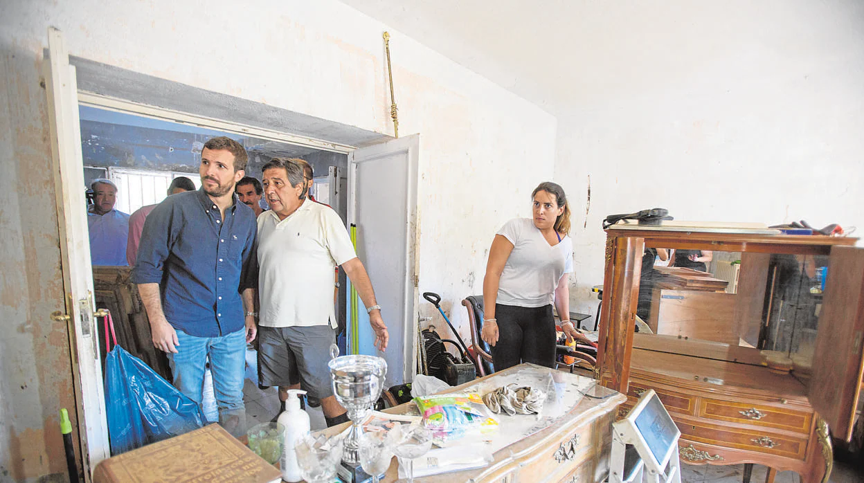 Casado visita una de las casas de Navas del Marqués afectada por las riadas