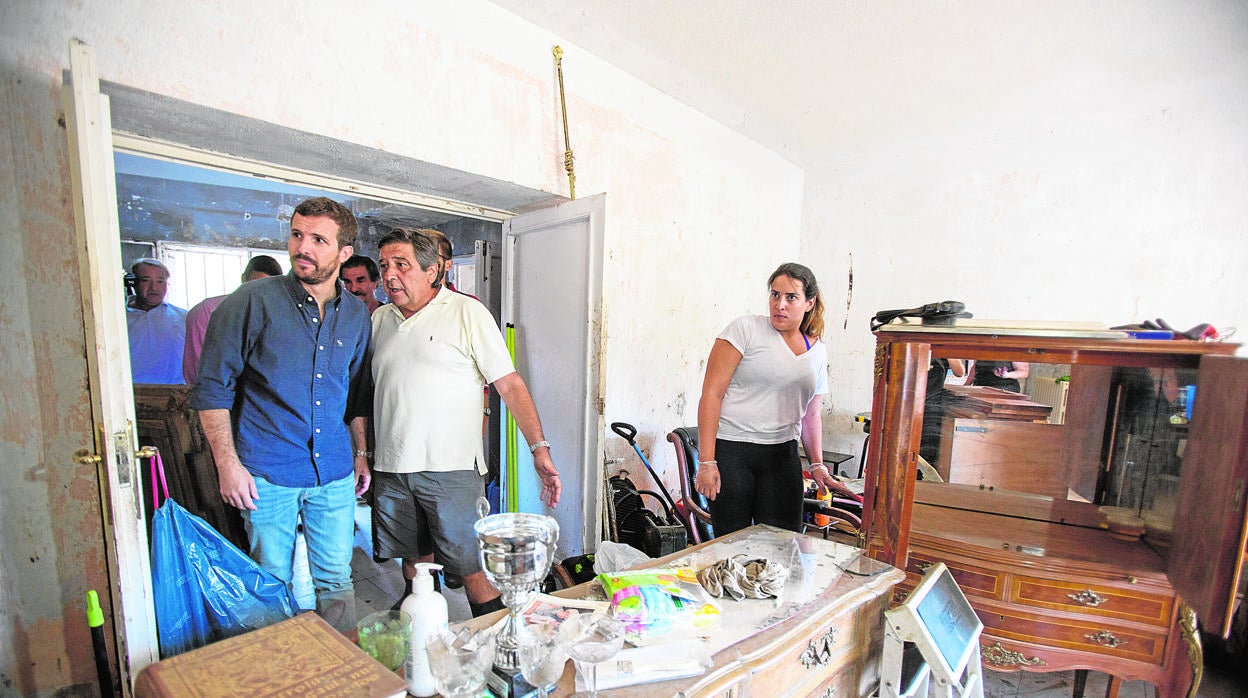 Casado visita una de las casas de Navas del Marqués afectada por las riadas