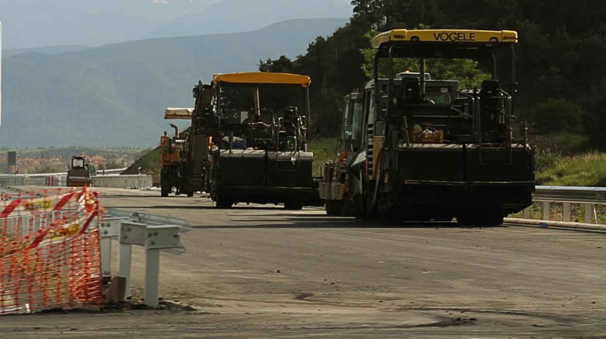 Máquinas aparcadas en una carretera a medio construir